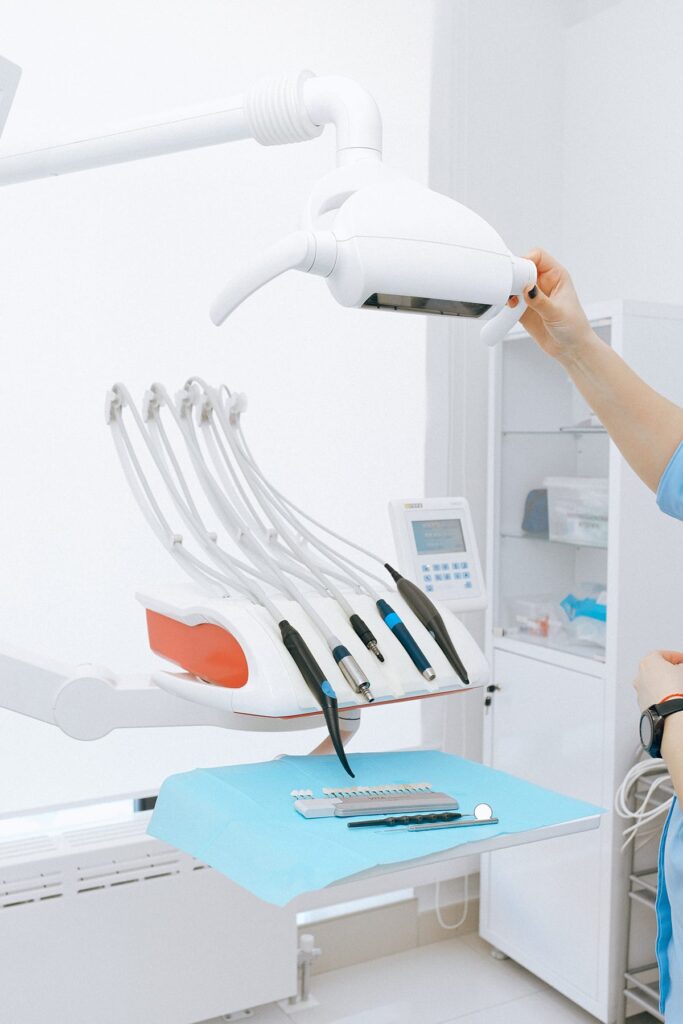 Diş kliniğinde hasta muayenesi